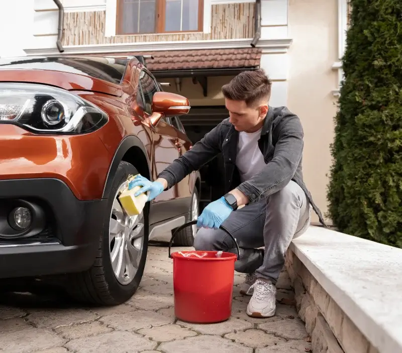 Lavage auto à domicile Brasparts : professionnel intervenant sur un véhicule